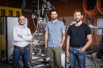 Mitglieder des Teams, das den Meilenstein an der Furka-Station des SwissFEL erreicht hat: Eugenio Paris (links), Elia Razzoli, Cristian Svetina (rechts).