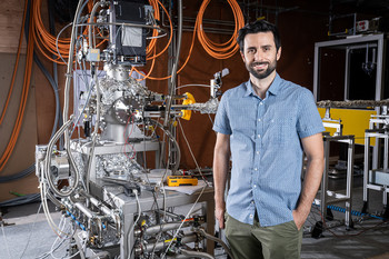 Elia Razzoli, 36, did his doctoral research at EPFL and PSI. Two years ago, following research stays abroad, he returned to PSI, where he works at the Furka experiment station. In January 2021 he became the head of the newly established Furka Group.  
