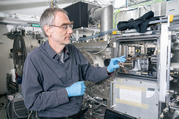 Thomas Huthwelker an der PHOENIX-Strahllinie der Synchrotron Lichtquelle Schweiz SLS