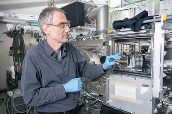 Thomas Huthwelker at the PHOENIX beamline of the Swiss Light Source SLS. 