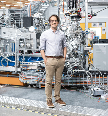 Niels Schröter erhält den SPG-Preis, gestiftet von der Firma IBM für hervorragende Forschungsarbeit auf dem Gebiet der kondensierten Materie.