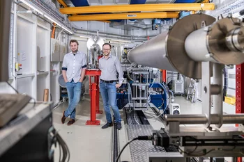 Johannes Ihli und co-author Klaus Wakonig at SLS's cSAXS beamline