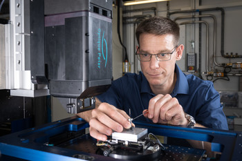 Christian Schlepütz an der Tomcat-Strahllinie der Synchrotron Lichtquelle Schweiz, wo einem Team von Forschenden ein mikroskopisches 3-D-Bildgebungsverfahren mit 1000 Tomogrammen pro Sekunde gelang.