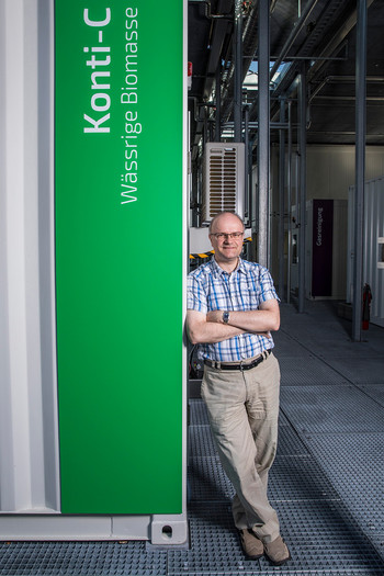Frédéric Vogel à la plateforme ESI, qui permet d’étudier les systèmes énergétiques. Frédéric Vogel est responsable du groupe Génie des procédés catalytiques au PSI et professeur spécialisés en énergies renouvelables à la Haute Ecole spécialisée du Nord-Ouest de la Suisse. 