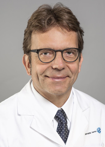 Oliver Riesterer, Chief Physician at the Radio-Oncology Centre KSA and KSB, is pleased to offer cancer patients the unique opportunity to participate in the first study in Switzerland to randomly compare proton therapy and conventional radiotherapy.