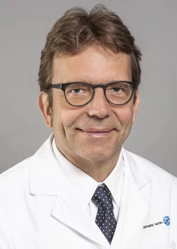 Oliver Riesterer, Chefarzt und Leiter des Radio-Onkologie-Zentrums Aarau und Baden, freut sich, Krebspatienten die einzigartige Möglichkeit anzubieten und an der ersten Studie in der Schweiz teilzunehmen, die Protonentherapie und herkömmliche Strahlentherapie randomisiert vergleicht.