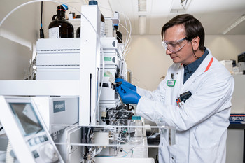 Michal Grzmil du Centre des sciences radiopharmaceutiques veut améliorer le traitement des tumeurs grâce à une nouvelle combinaison de principes actifs. Il travaille ici sur un appareil destiné à la chromatographie en phase liquide à haute performance (HPLC).