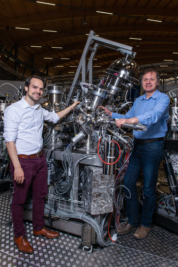 Niels Schröter (à gauche) et Vladimir Strocov à l’une des stations expérimentales de la Source de Lumière Suisse SLS du PSI. 