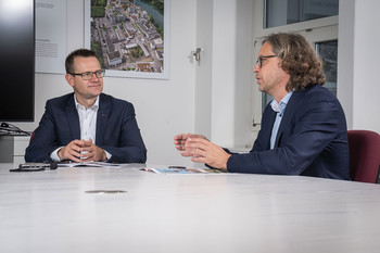 Thomas J. Schmidt (links), Fachmann für erneuerbare Energien, diskutiert mit Kernenergieexperte Andreas Pautz.
