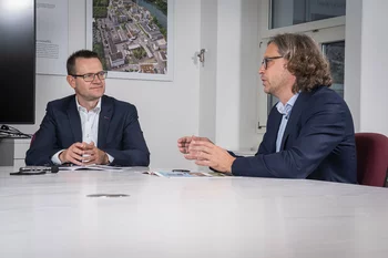 Thomas J. Schmidt (à gauche), spécialiste des énergies renouvelables, et Andreas Pautz, expert en énergie nucléaire