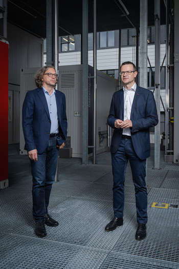 Andreas Pautz (links), Leiter des PSI-Forschungsbereichs Nukleare Energie und Sicherheit, und Thomas J. Schmidt, Leiter des Forschungsbereichs Energie und Umwelt.
