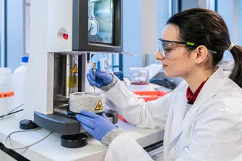 PhD student Diane Barret preparing a sample for cryo-electron microscopy.