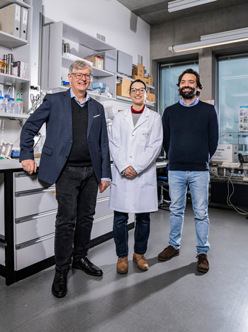 L’équipe de recherche du PSI: Gebhard Schertler, responsable du domaine biologie et chimie, avec ses collaborateurs Diane Barret et Jacopo Marino (depuis la gauche)