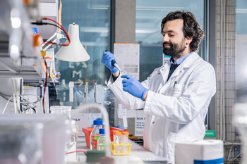 PSI biologist Jacopo Marino in the laboratory