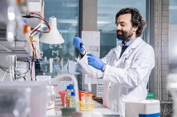Le biologiste du PSI Jacopo Marino dans son laboratoire