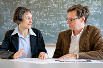 Laura Heyderman et Peter Derlet étudient des transitions de phase magnétiques dans la matière.