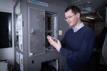 Have crystals grown, or not? Tobias Mühlethaler checks his protein solutions in the crystal production facility at PSI. 