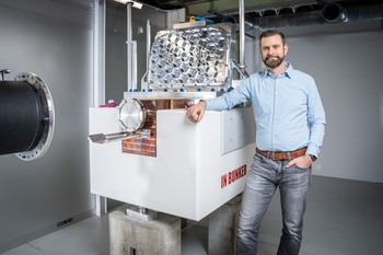 Marc Janoschek is leading the PSI-ESS project, which makes key contributions to five instruments at the European Spallation Source ESS. This includes the ESTIA reflectometer, entirely planned and built by PSI. Here he stands at a component of the facility.