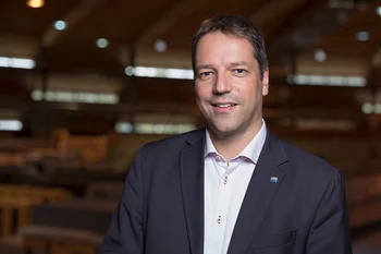 Marco Stampanoni in der Halle der Synchrotron Lichtquelle Schweiz SLS. 