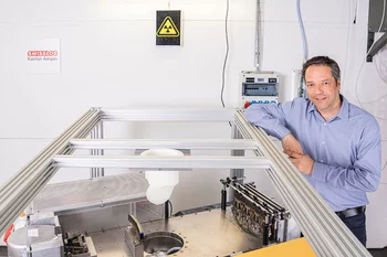 Marco Stampanoni vor dem aktuellen Prototyp.