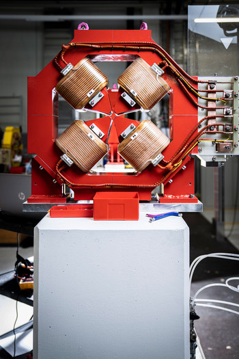 Mehr als 1000 neue Magnete werden im Zuge des Upgrade-Projekts SLS 2.0 am Elektronenspeicherring verbaut werden. Die ersten Quadrupol-Elektromagnete sind nun am PSI eingetroffen, werden einzeln geprüft und vermessen.