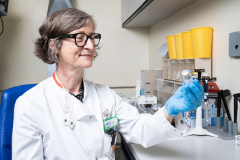 Susanne Geistlich contrôle la stérilité d’un échantillon selon les normes de suivi d’hygiène. La fabrication aseptique de médicaments stériles exige des mesures d’hygiène efficaces dans les locaux et de la part du personnel. 