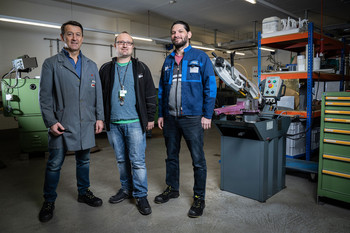 Dans le petit atelier maison Est, les techniciens du PSI Andreas Hofer, Dominik Herrmann et Andrés Laso (depuis la gauche) fabriquent des composants essentiels que l’on ne peut acheter nulle part. 