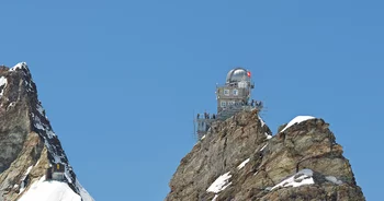 Le Jungfraujoch et son emblème caractéristique: l’Observatoire du Sphinx, inauguré en 1937. C’est là que se trouvent les instruments de mesure du PSI.
