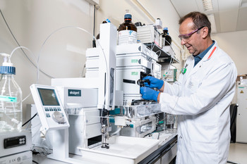 Martin Béhé, responsable du groupe Pharmacologie du Centre des sciences radiopharmaceutiques, vérifie la qualité des substances mises au point à l’aide d’un chromatographe en phase liquide à haute performance. 