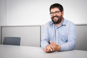 Benjamin Brem dans son bureau au PSI. C’est ici qu’il passe au crible les données recueillies et véri-fie leur qualité, sans subir le mal des montagnes. 