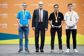 Josef Aschwanden, Bundesrat Guy Parmelin, Melvin Deubelbeiss und Pascal Pfäffli nach der Preisverleihung (von links nach rechts).