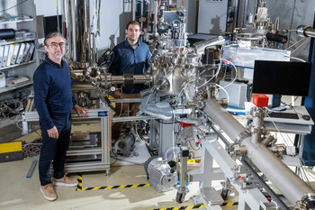Milan Radovic und Eduardo Bonini Guedes (rechts) von der Forschungsgruppe Spektroskopie von Quantenmaterialien an der Strahllinie SIS der Synchrotron Lichtquelle Schweiz SLS.