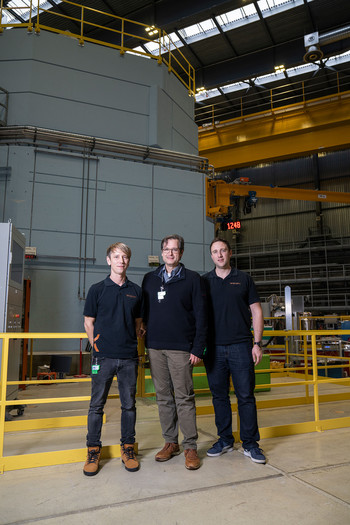 Phillippe Würsch (à gauche) et Matthias Wagner (à droite) d'ANAXAM apprécient la bonne et étroite collaboration avec David Mannes du PSI, qui s'est également avérée fructueuse dans le cas des analyses de pistons de freins. 