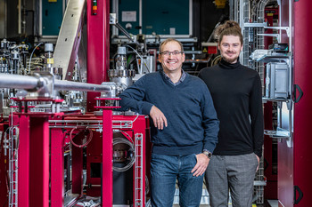 Jörg Standfuss (left) and Maximilian Wranik in front of the experimental station Alvra of the Swiss X-ray free-electron laser SwissFEL
