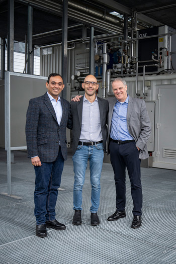 Saurabh Kapoor (links) und Leigh Hackett (rechts) und von Metafuels und Marco Ranocchiari vom PSI (Mitte) auf der ESI-Plattform.