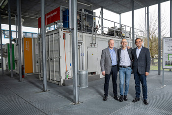 Leigh Hackett (links) und Saurabh Kapoor (rechts) von Metafuels und Marco Ranocchiari vom PSI (Mitte) auf der ESI-Plattform.