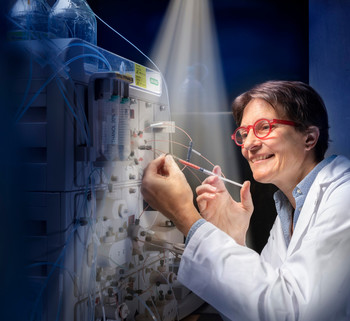 PSI researcher Valérie Panneels purifies the red protein rhodopsin in order to examine it later at the SwissFEL X-ray free-electron laser SwissFEL. Since rhodopsin is light-sensitive, the work can only take place under very weak illumination. 