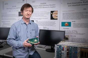Wojciech Hajdas avec un prototype du détecteur directionnel sans revêtement.