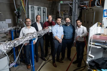 Les chercheurs du PSI ayant participé à ces travaux, réunis à la ligne de faisceau XIL-II de la SLS. De gauche à droite: Yasin Ekinci, Gabriel Aeppli, Matthias Muntwiler, Procopios Christou Constantinou, Dimitrios Kazazis, Prajith Karadan.