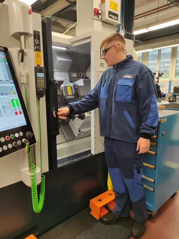 Polymechaniker zeigen ihre neue Maschine
