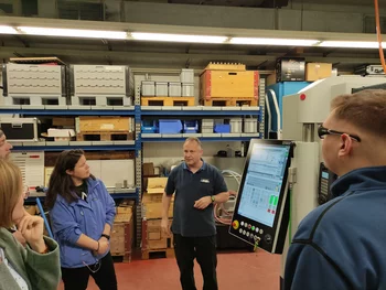 Polymechaniker zeigen ihre neue Maschine