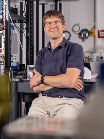 Cornelius Hempel leitet am PSI die Forschungsgruppe Ionenfallen Quantencomputing. Er ist am internationalen Quantenforschungsprojekt MODULARIS beteiligt.