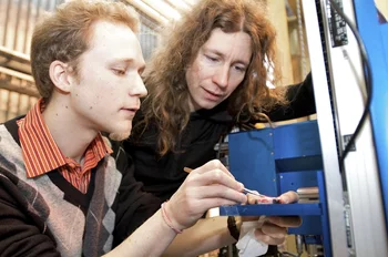 PSI researchers preparing the neutron measuring for a thin film system.