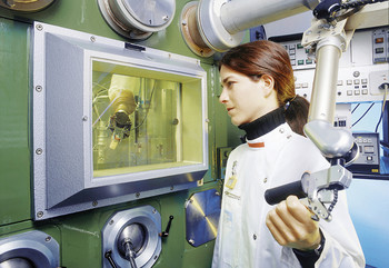 Radiopharmacie au PSI: les composés à base de radionucléides sont réalisés dans la cellule chaude.