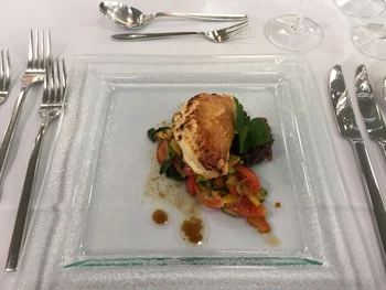 1. Gang: Feta-Krapfen auf buntem Gemüsesalat und Zwiebel-Confit