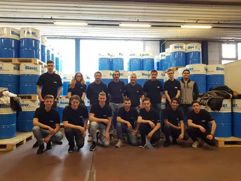 Gruppenfoto in der Lagerhalle der Firma Blaser