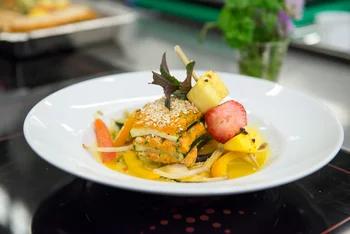 Räuchertofu-Zucchettischnitte auf asiatischem Gemüse