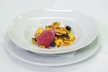 Schokoladen-Bananen-Toast auf Apfel-Ingwer-Kompott mit geeister Beeren-Quarkcrème