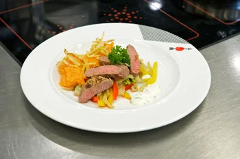 Lammrückenfilet mit Süsskartoffelpüree und Peperoni-Fenchelgemüse