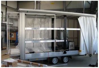 The mobile chamber can be mounted on a trailer for transport and for sampling ambient air.
